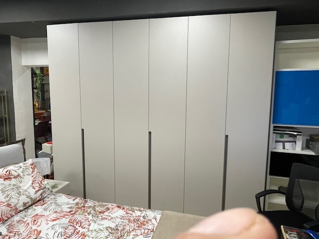 Armadi anta battente